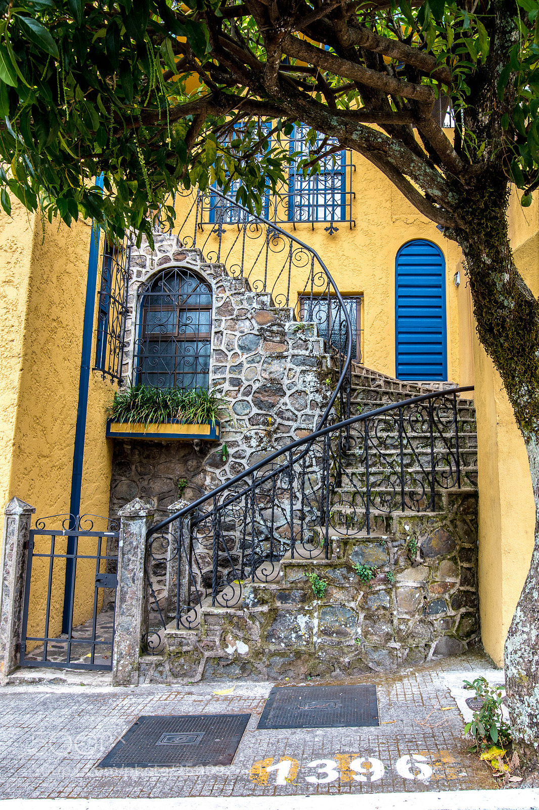 Canon EOS 70D sample photo. Yellow house behind the photography