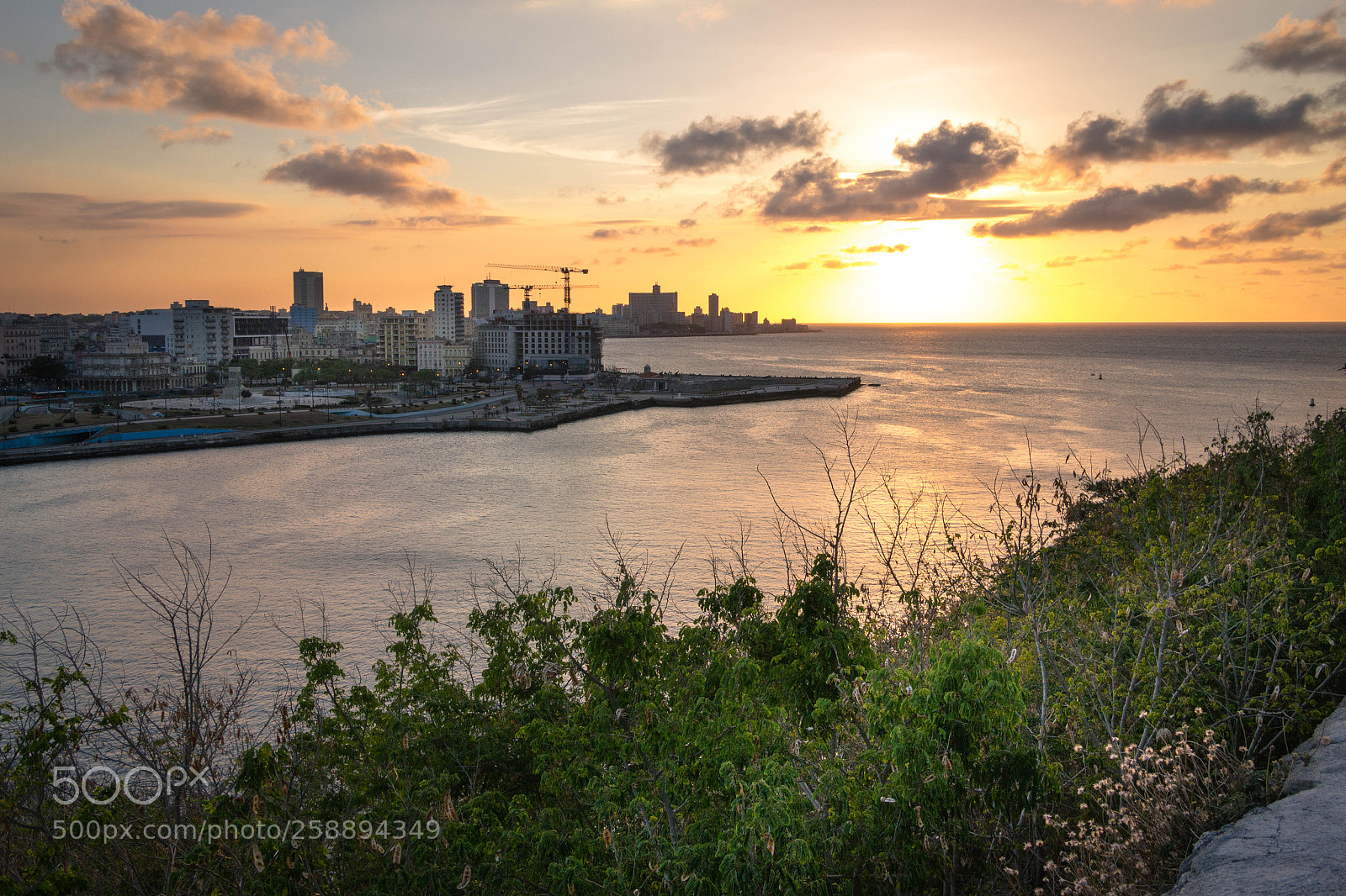 Canon EOS 700D (EOS Rebel T5i / EOS Kiss X7i) sample photo. Sunset en la havana photography