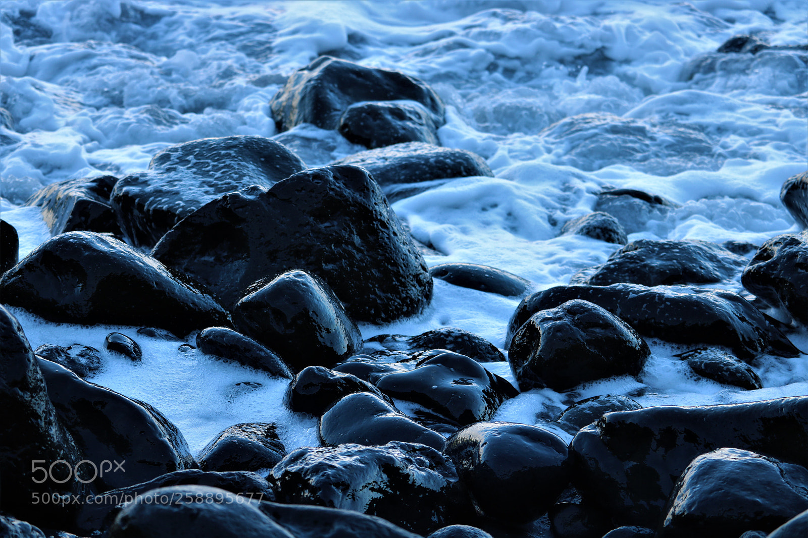 Canon EOS 750D (EOS Rebel T6i / EOS Kiss X8i) sample photo. Black beach photography