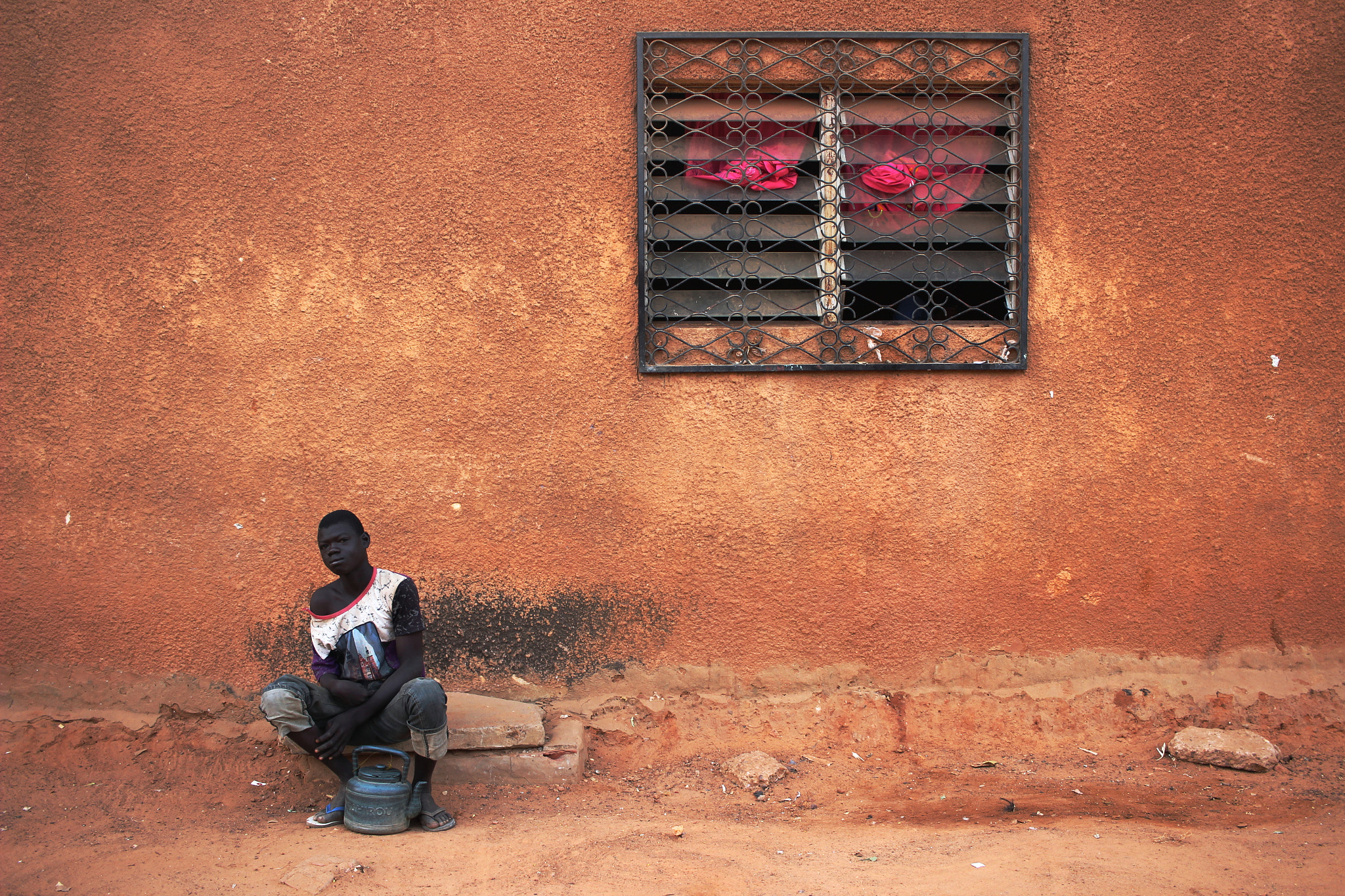 Canon EOS 600D (Rebel EOS T3i / EOS Kiss X5) sample photo. The boy and the window photography