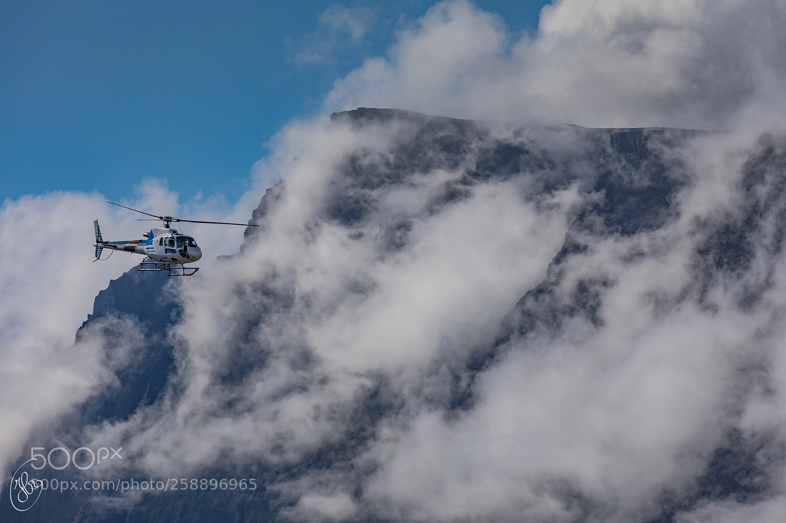 Canon EOS 5D Mark IV sample photo. Flying in the volcano photography