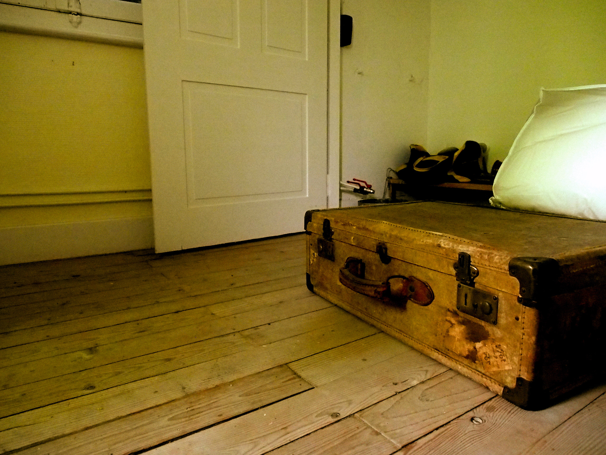 Olympus PEN E-PL6 sample photo. Abandoned suitcase photography