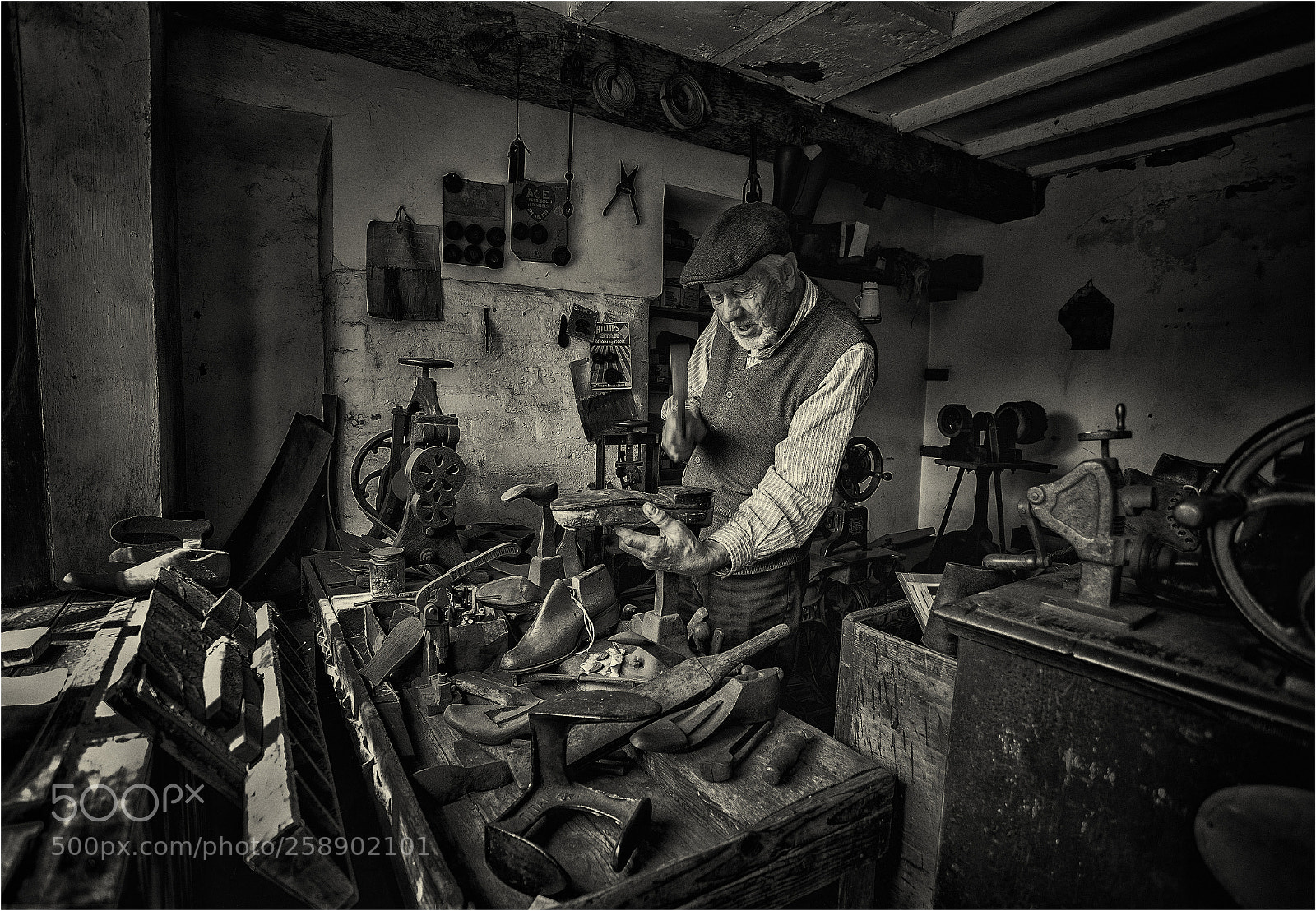Canon EOS-1D X Mark II sample photo. 1930's cobbler photography