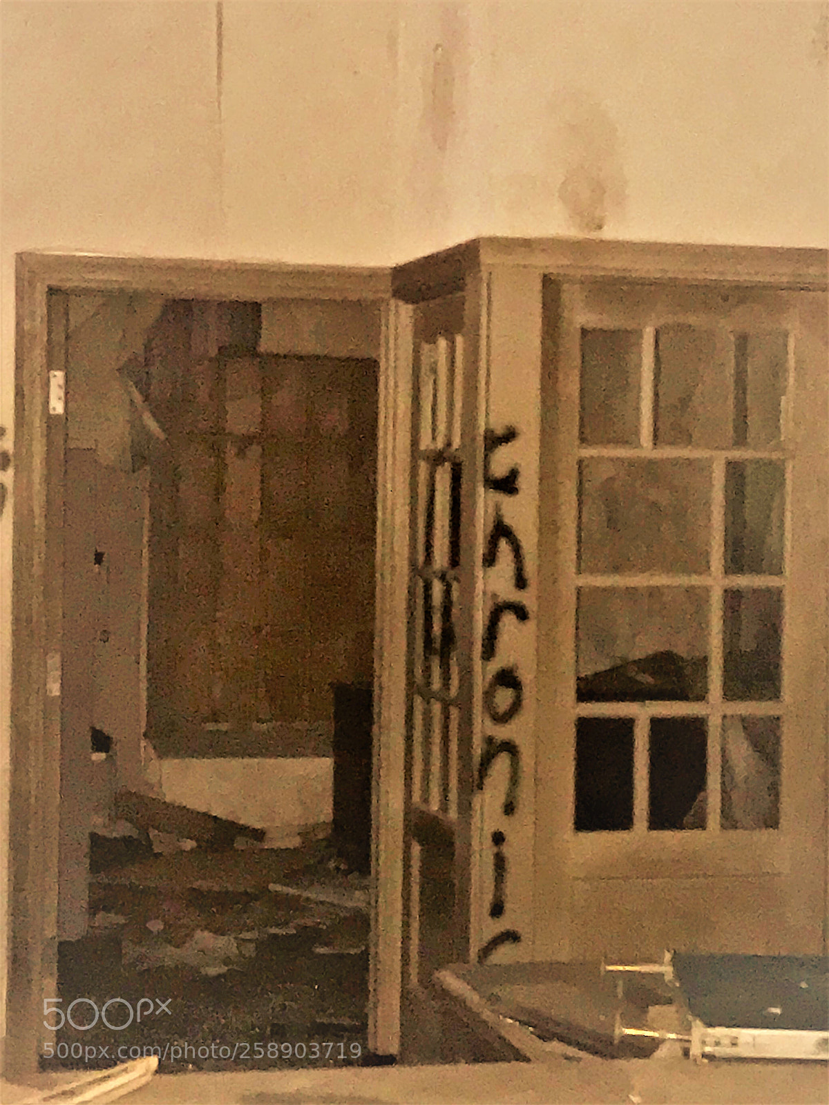 Apple iPhone 7 sample photo. Urban decay 1 photography