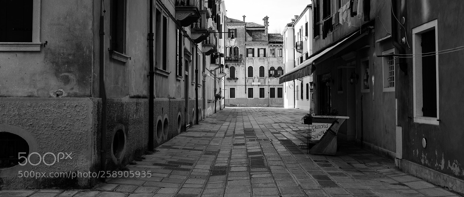 Fujifilm X100F sample photo. Empty street photography