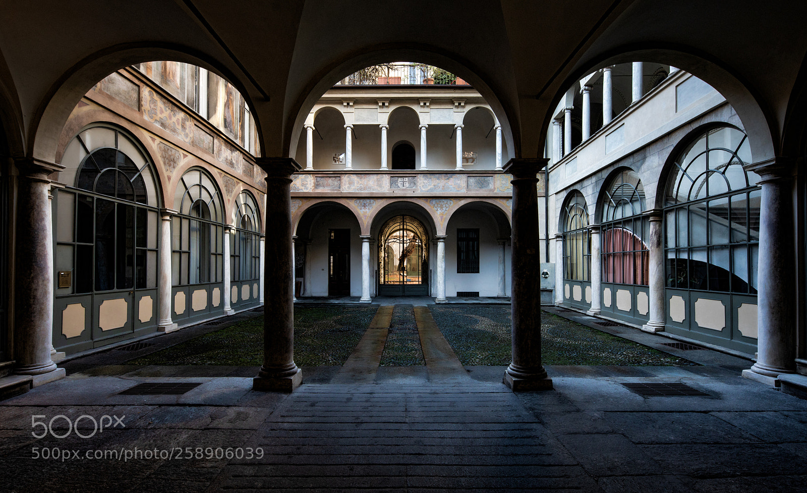 Canon EOS 5D Mark IV sample photo. Courtyard, turin photography