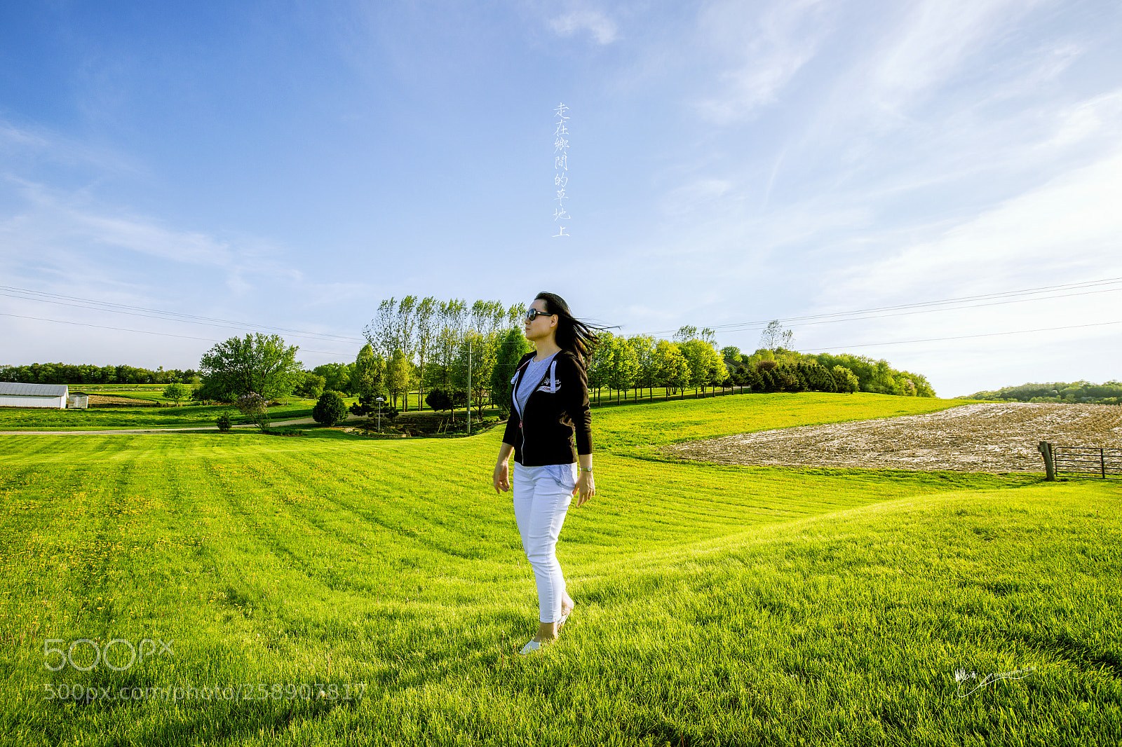 Canon EOS 6D Mark II sample photo. 走在乡间的草地上 photography