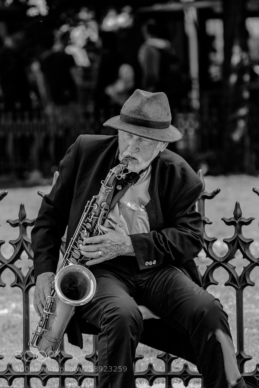 Canon EOS 5D Mark IV sample photo. Street saxophone photography