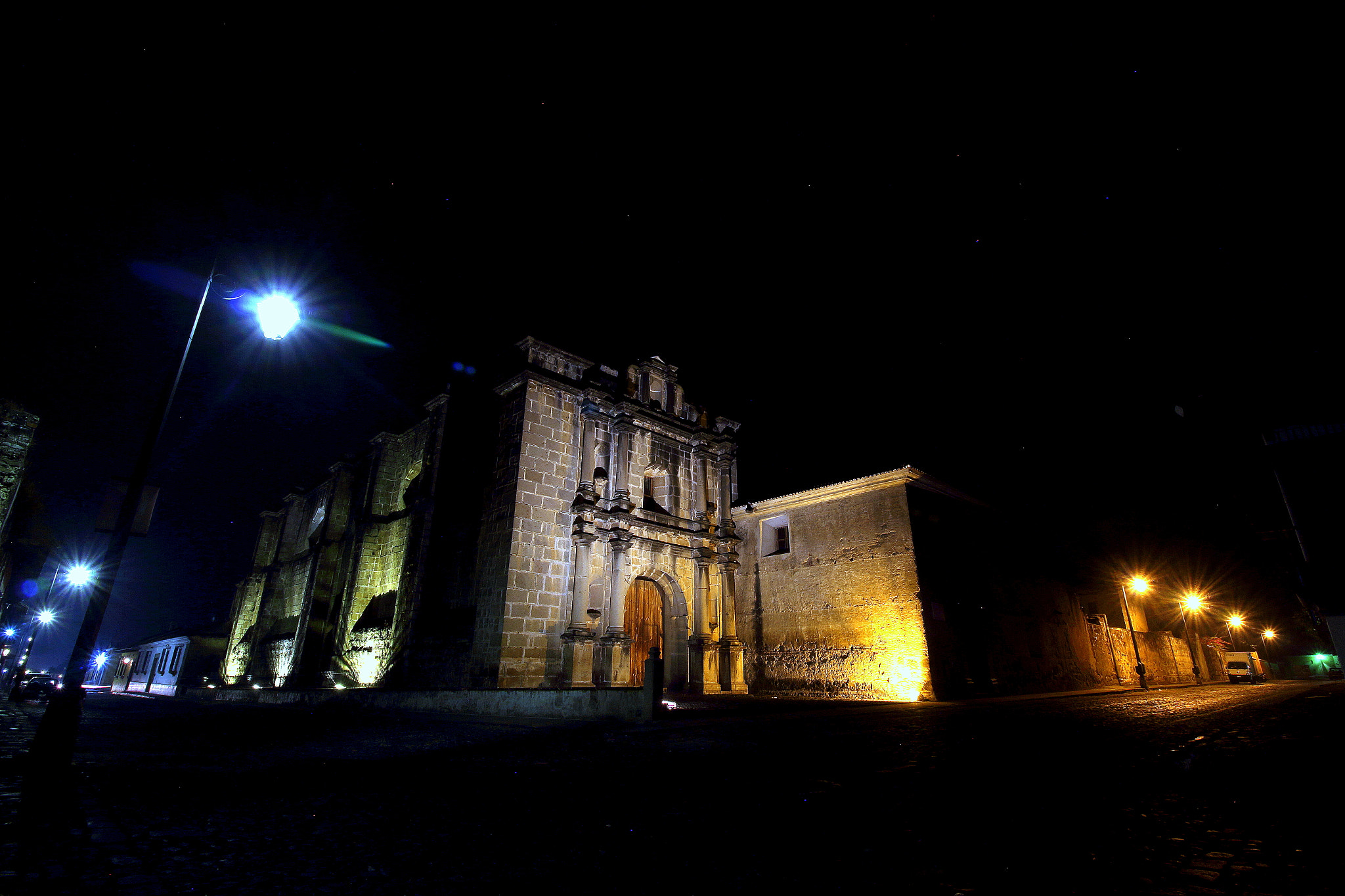 Canon EOS 700D (EOS Rebel T5i / EOS Kiss X7i) + Canon EF-S 10-18mm F4.5–5.6 IS STM sample photo. Capuchinas nocturna photography