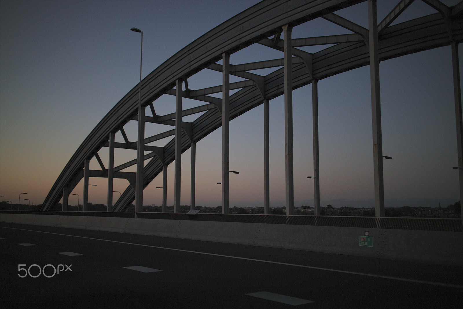Canon EOS M3 + Canon EF-M 22mm F2 STM sample photo. Bridge photography