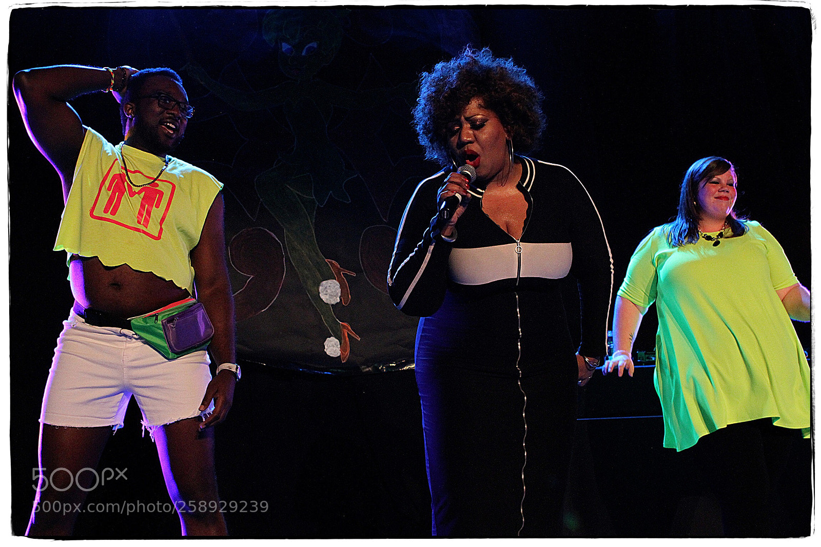 Canon EOS 7D sample photo. Singer with dancers from photography