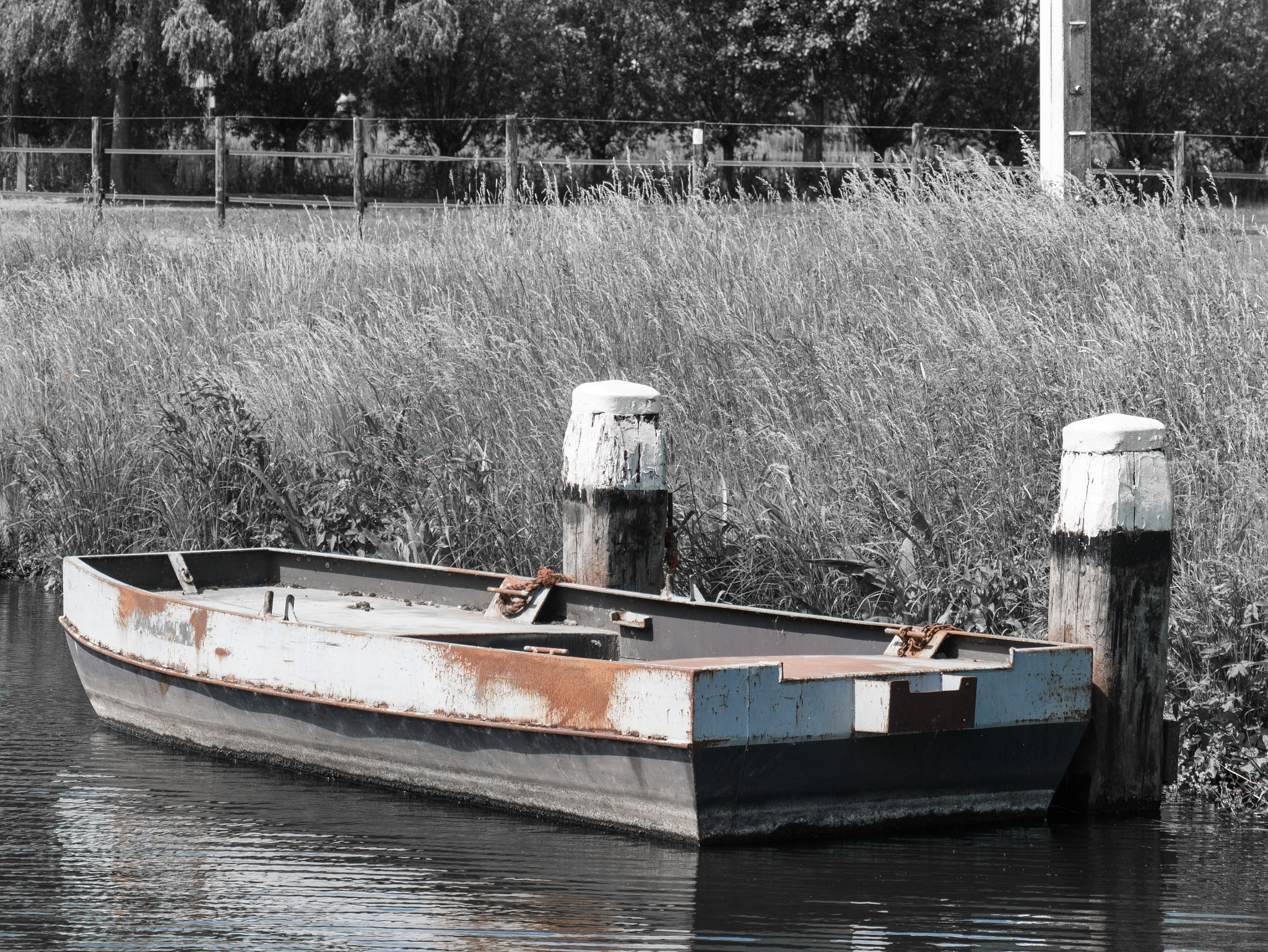 Panasonic Lumix DMC-G85 (Lumix DMC-G80) sample photo. Rusty boat photography