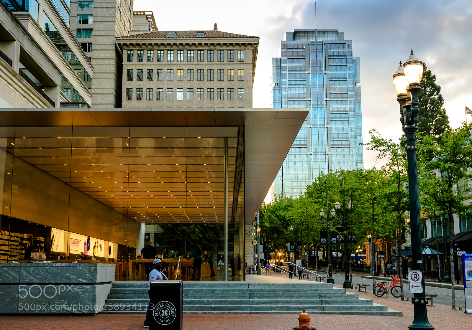 Canon EOS 5D Mark IV sample photo. Portland street scene photography