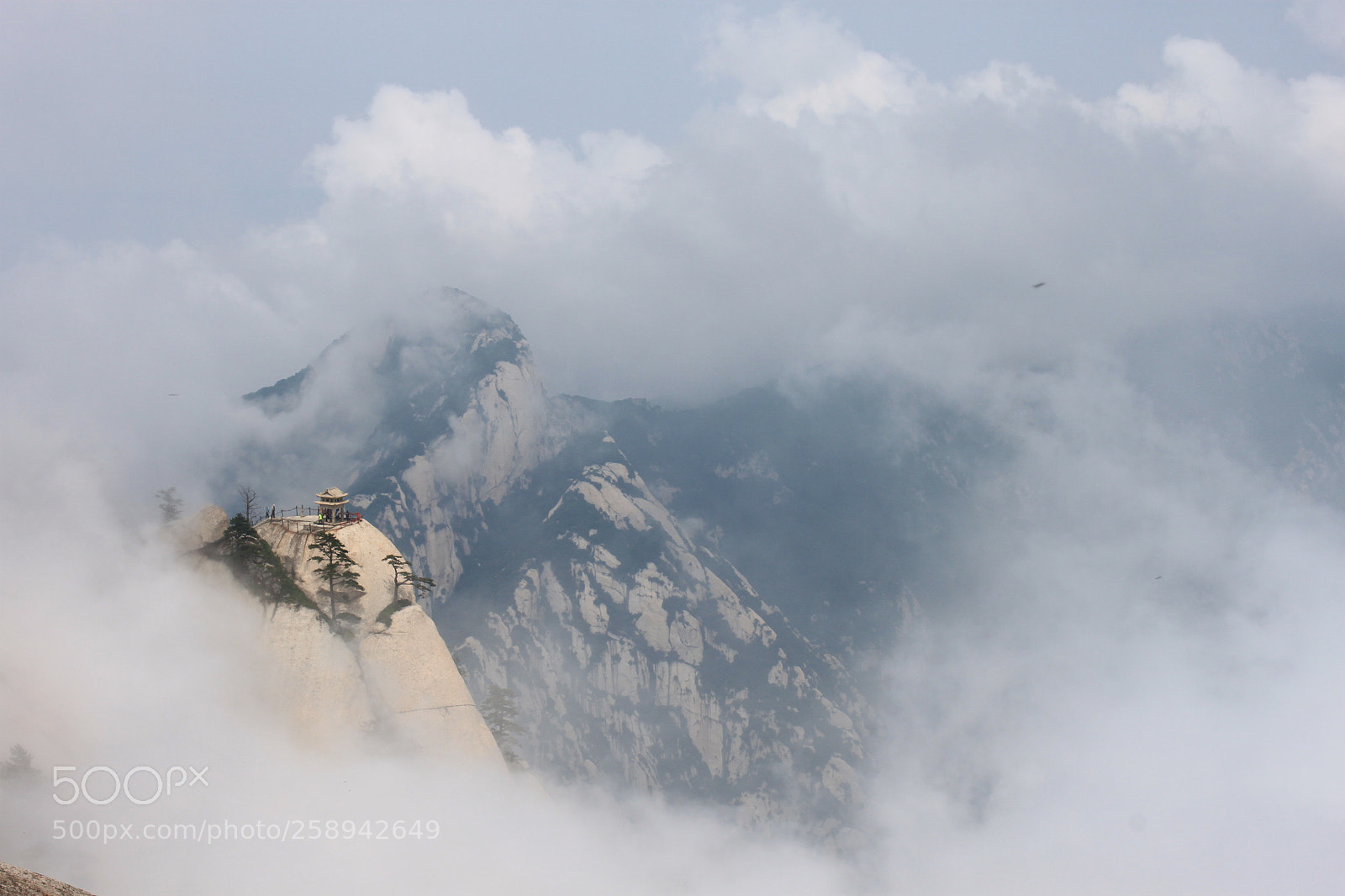 Canon EOS 500D (EOS Rebel T1i / EOS Kiss X3) sample photo. Fog covered mountains photography