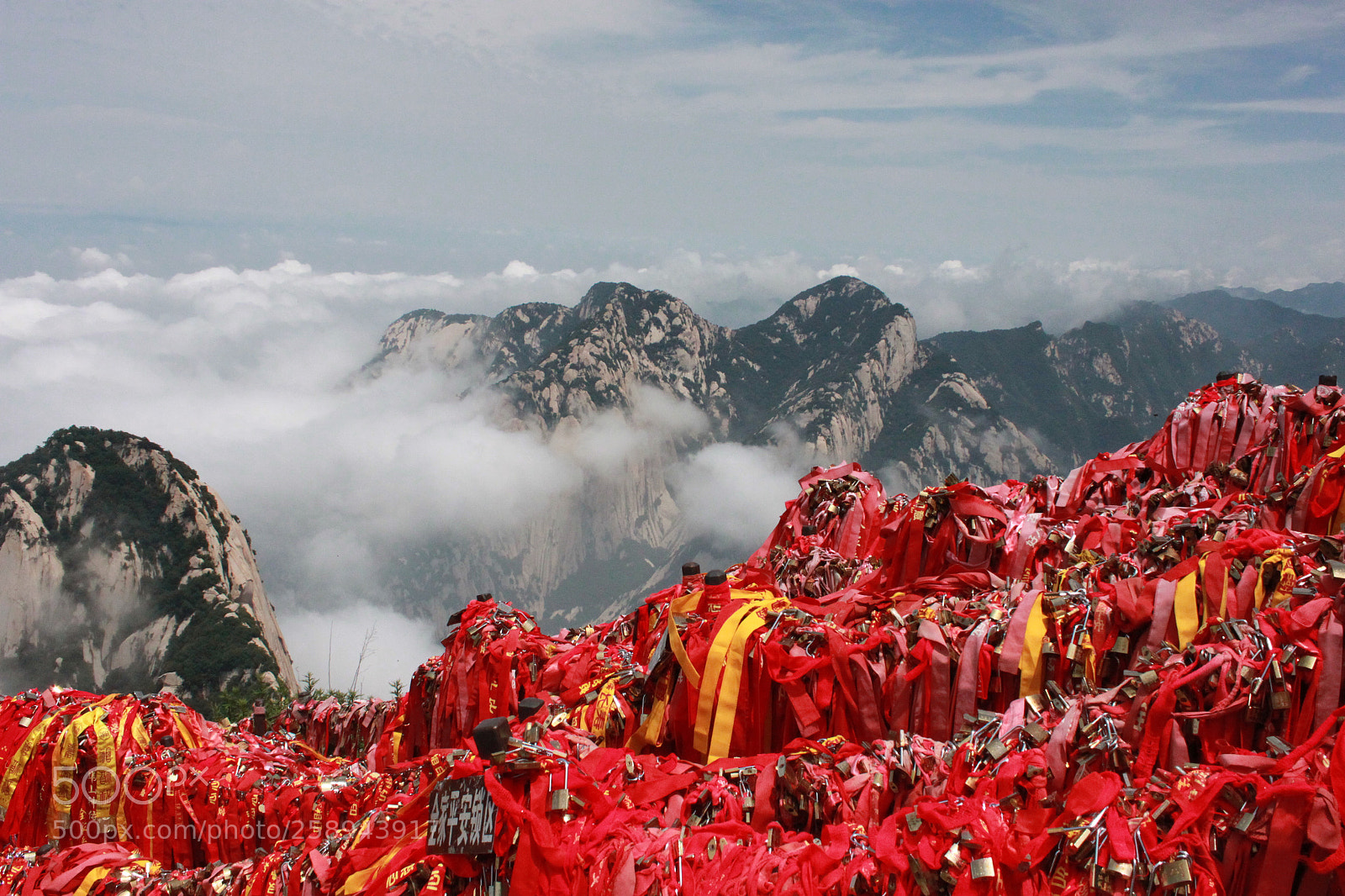 Canon EOS 500D (EOS Rebel T1i / EOS Kiss X3) sample photo. Prayers and mountains photography