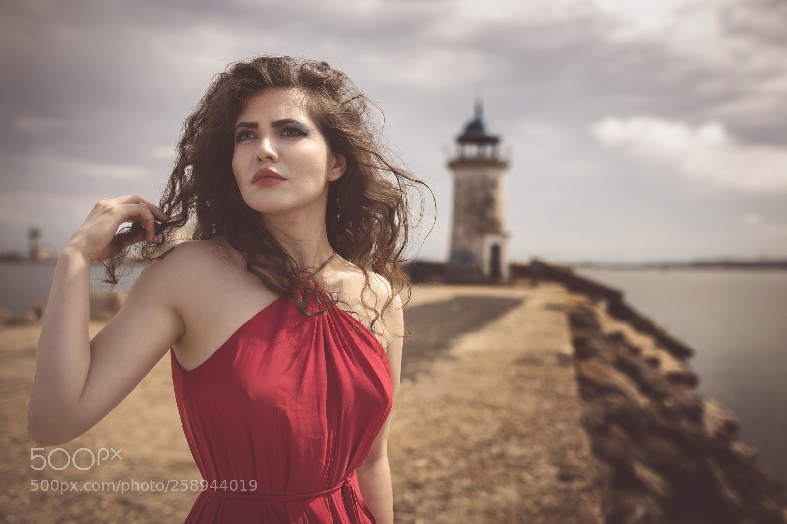 Canon EOS 5D Mark IV sample photo. Girl at the lighthouse photography