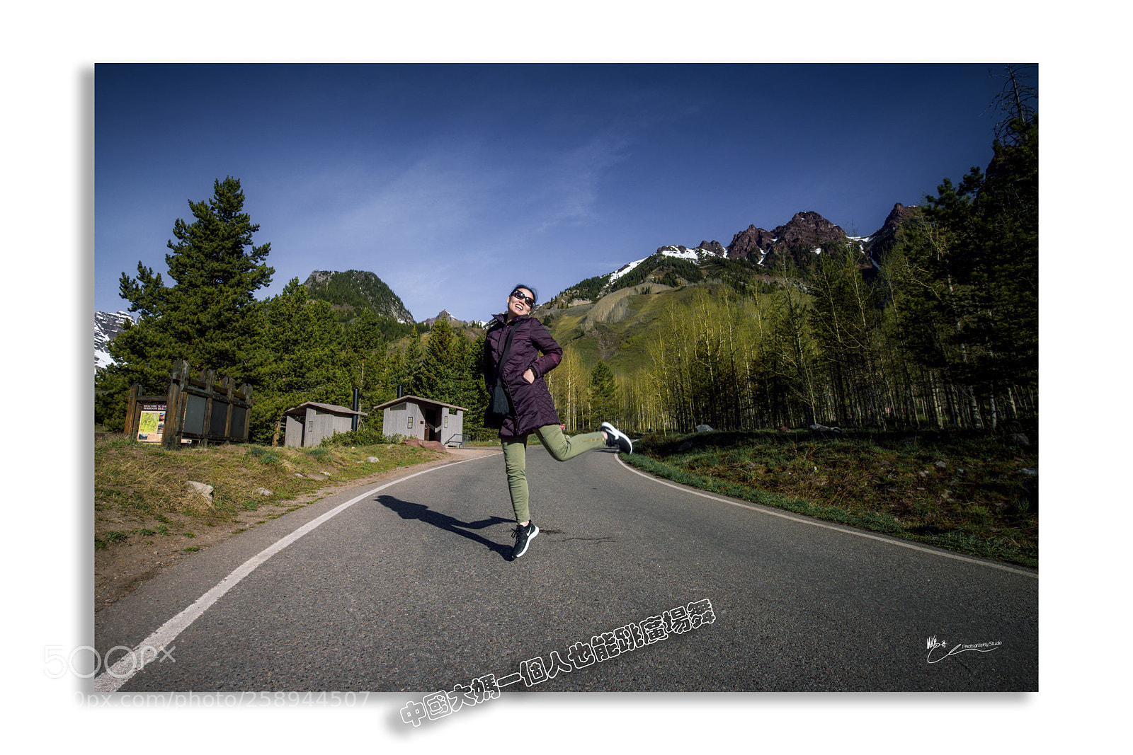 Canon EOS 6D Mark II sample photo. 一个人的广场舞 photography