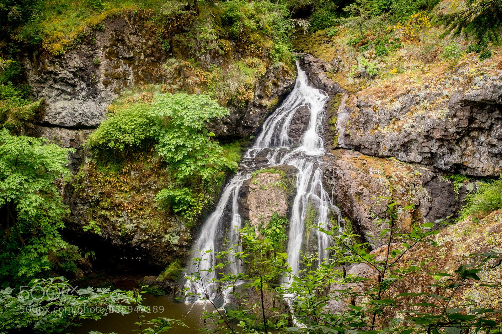 Canon EOS 6D Mark II sample photo. Sitting lady falls photography