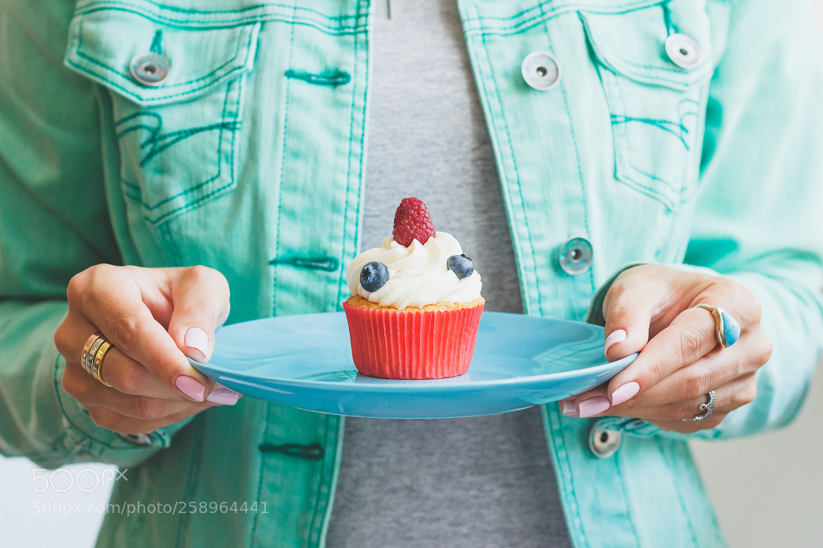 Canon EOS 600D (Rebel EOS T3i / EOS Kiss X5) sample photo. Woman with a cupcake photography