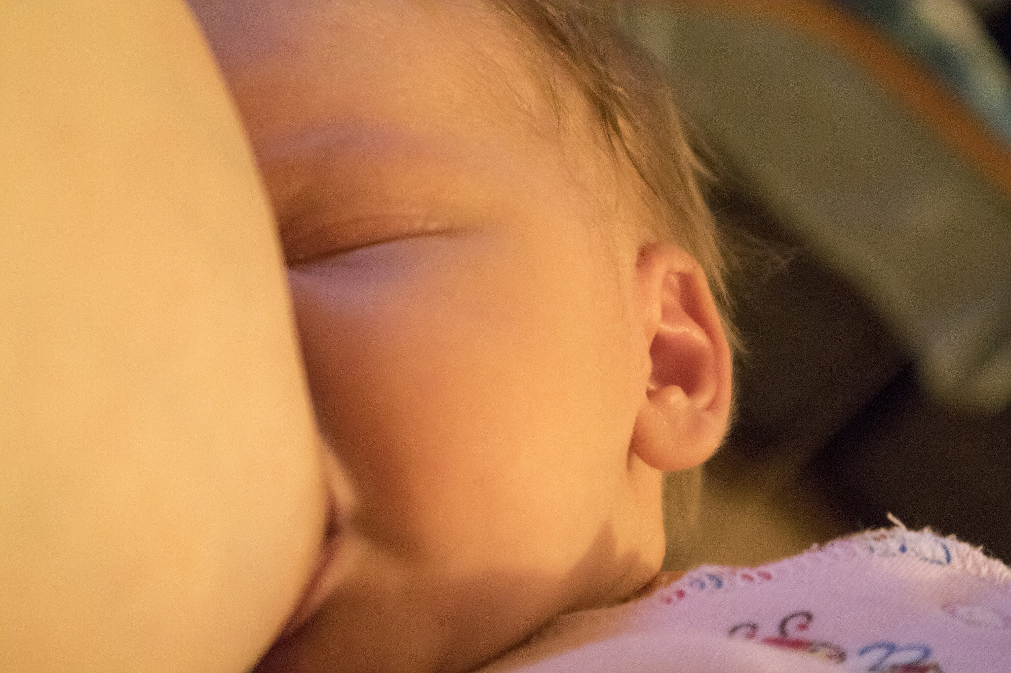 Canon EOS M10 sample photo. Breast-feeding photography