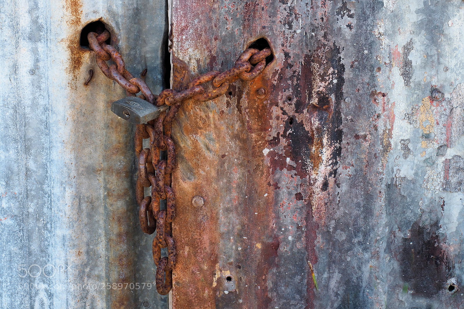 Olympus OM-D E-M5 II sample photo. Rusty chain photography