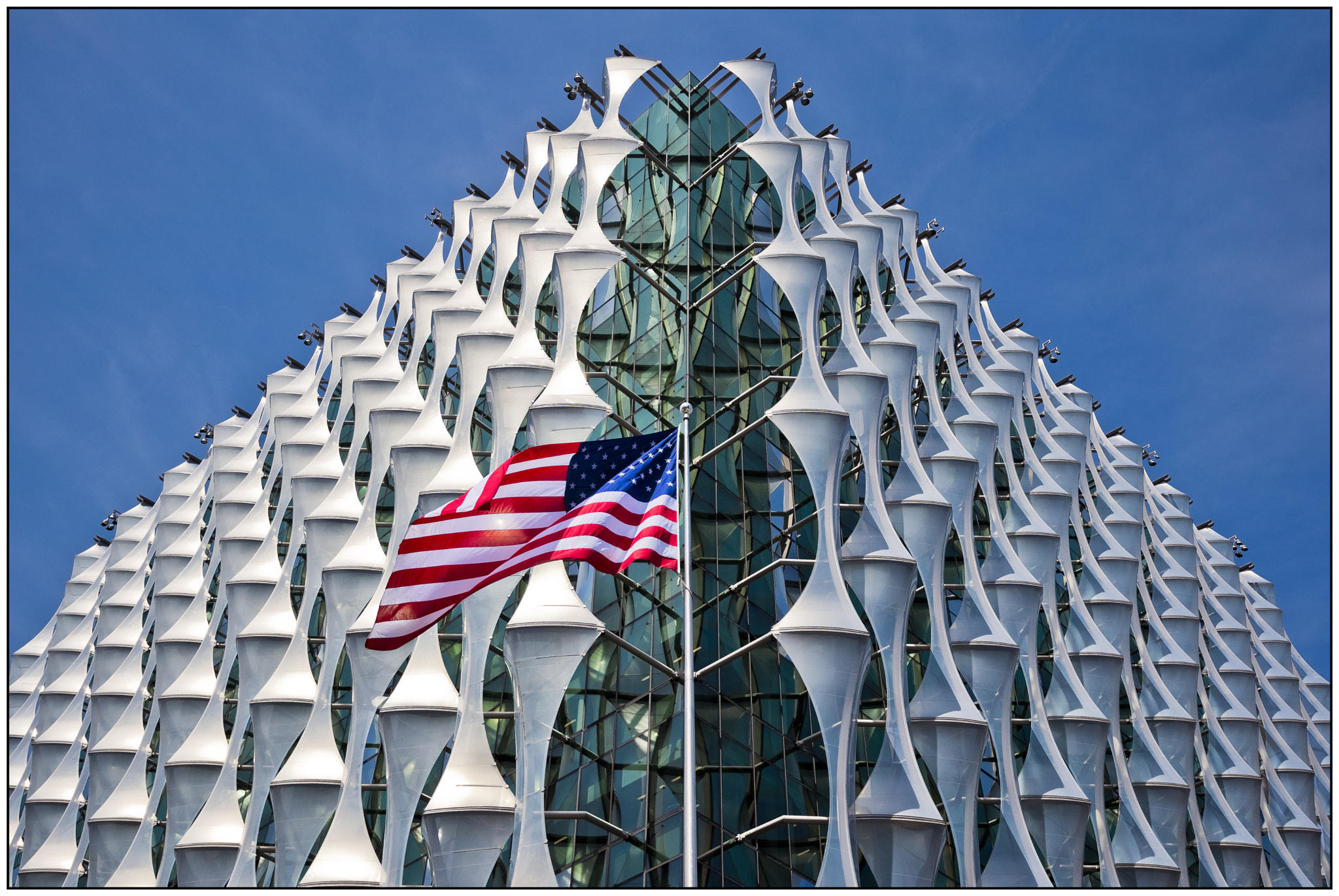 Canon EOS M6 sample photo. The new american embassy, london. photography