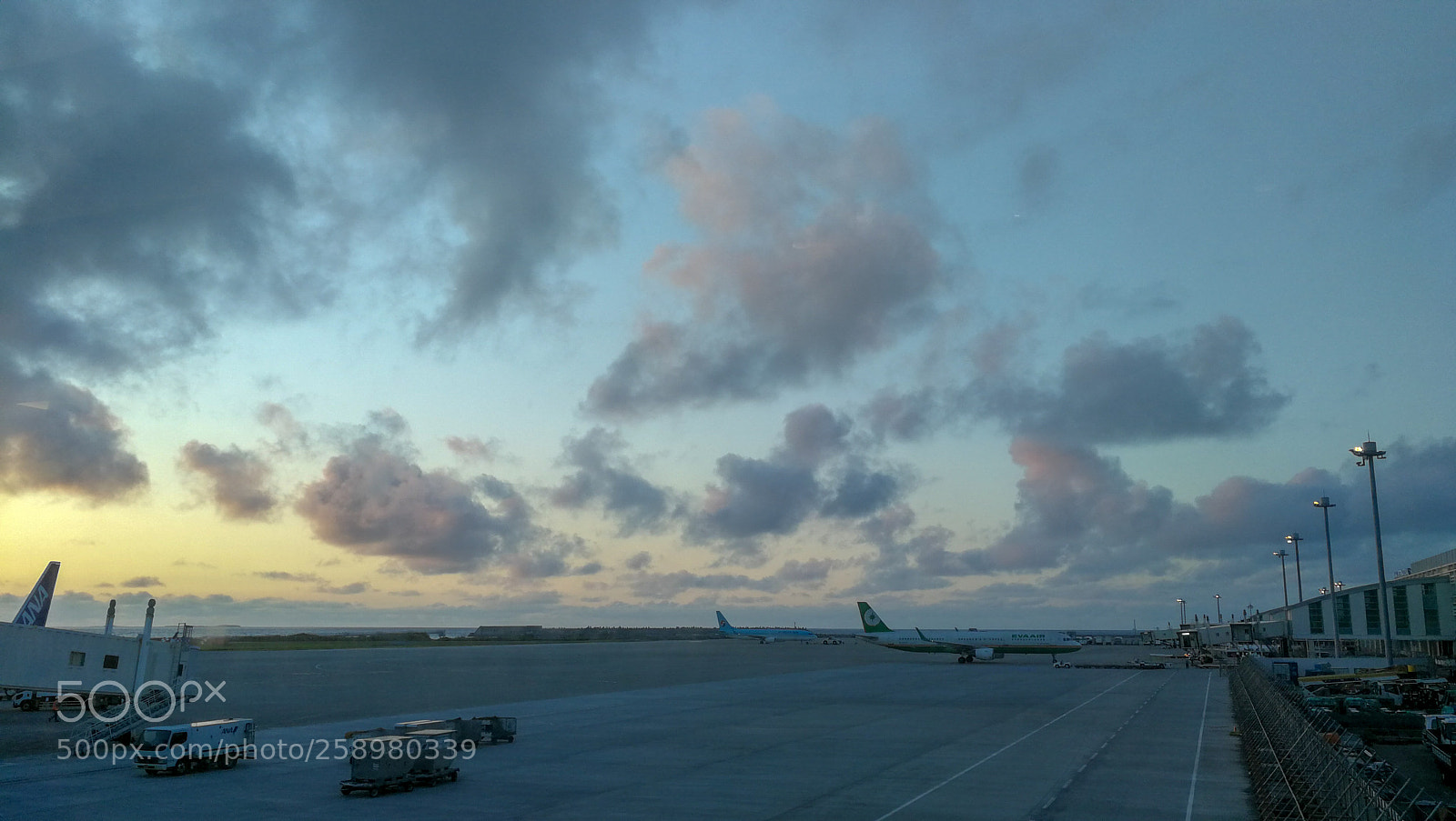 HUAWEI P10 sample photo. Sunset at naha airport photography