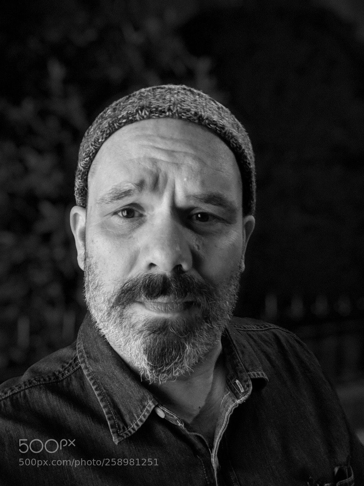 Google Pixel 2 XL sample photo. Pain selfie by bus photography