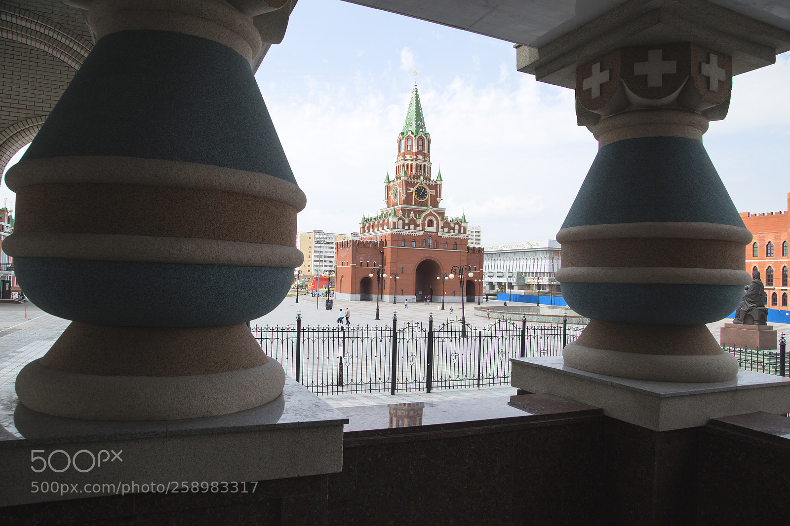 Canon EOS 6D sample photo. Взгляд на башню из-под колонн. photography