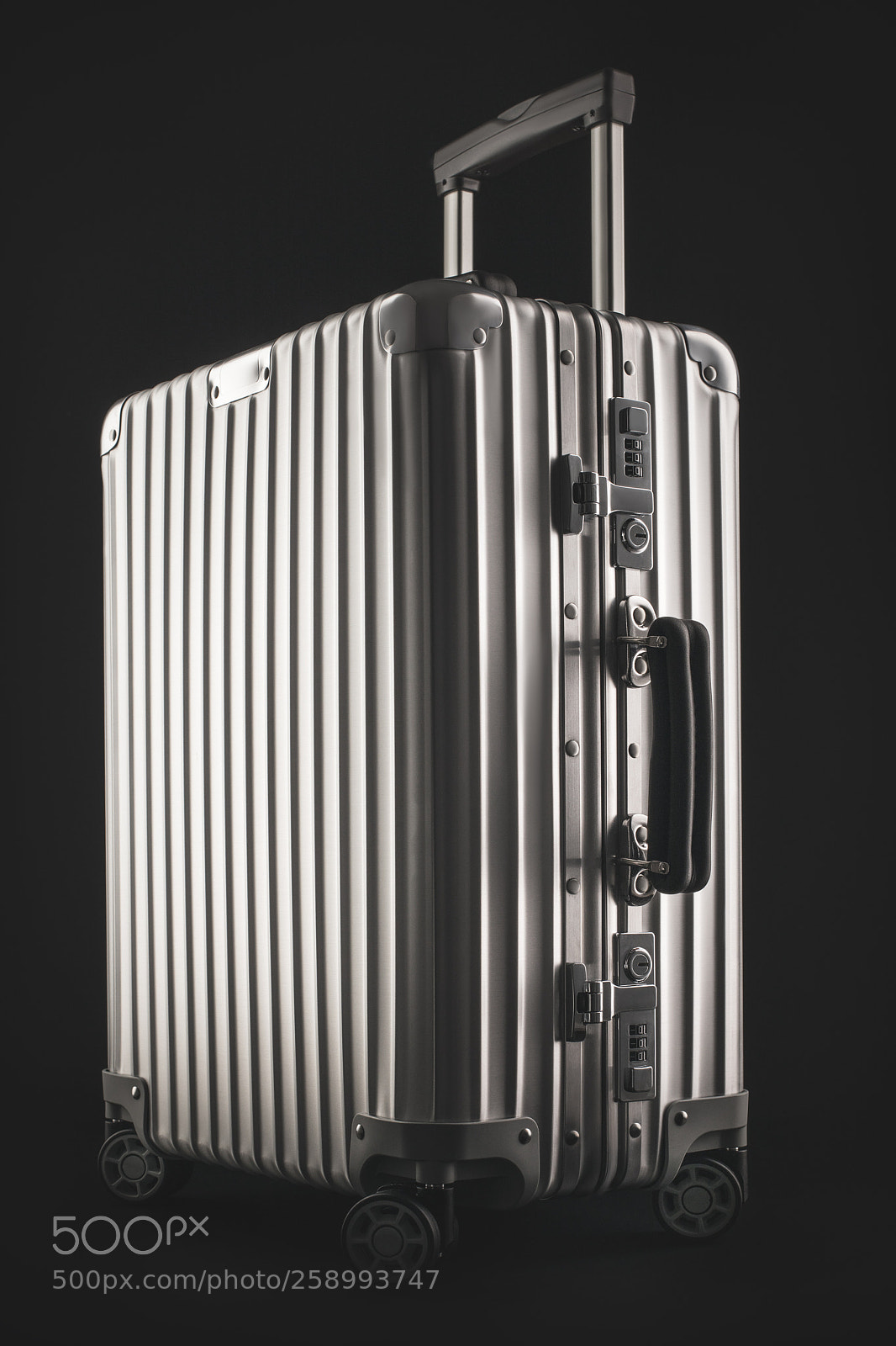 Canon EOS 5D Mark IV sample photo. Suitcase or traveling luggage photography