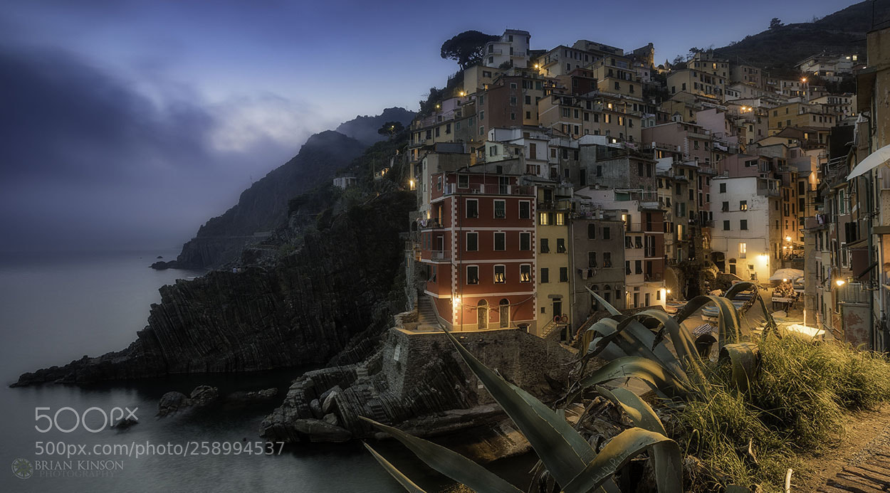 Canon EOS 5D Mark IV sample photo. Night falls, riomaggiore photography