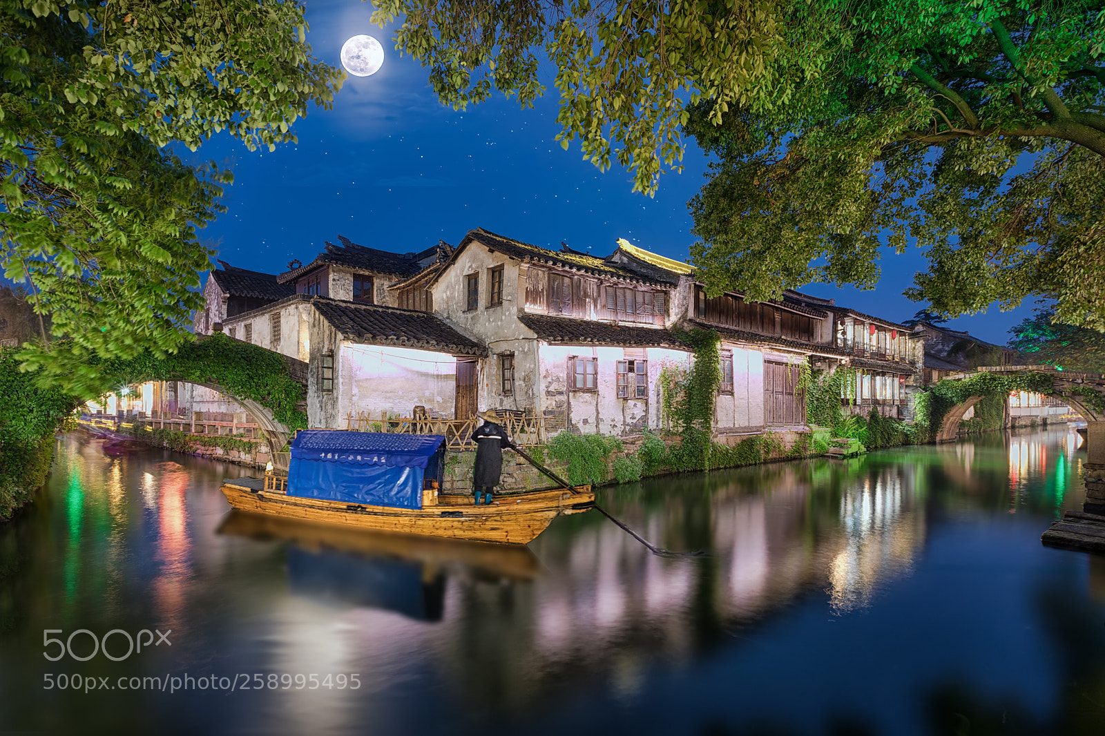 Canon EOS 5D Mark IV sample photo. The lonesome chinese gondolier photography
