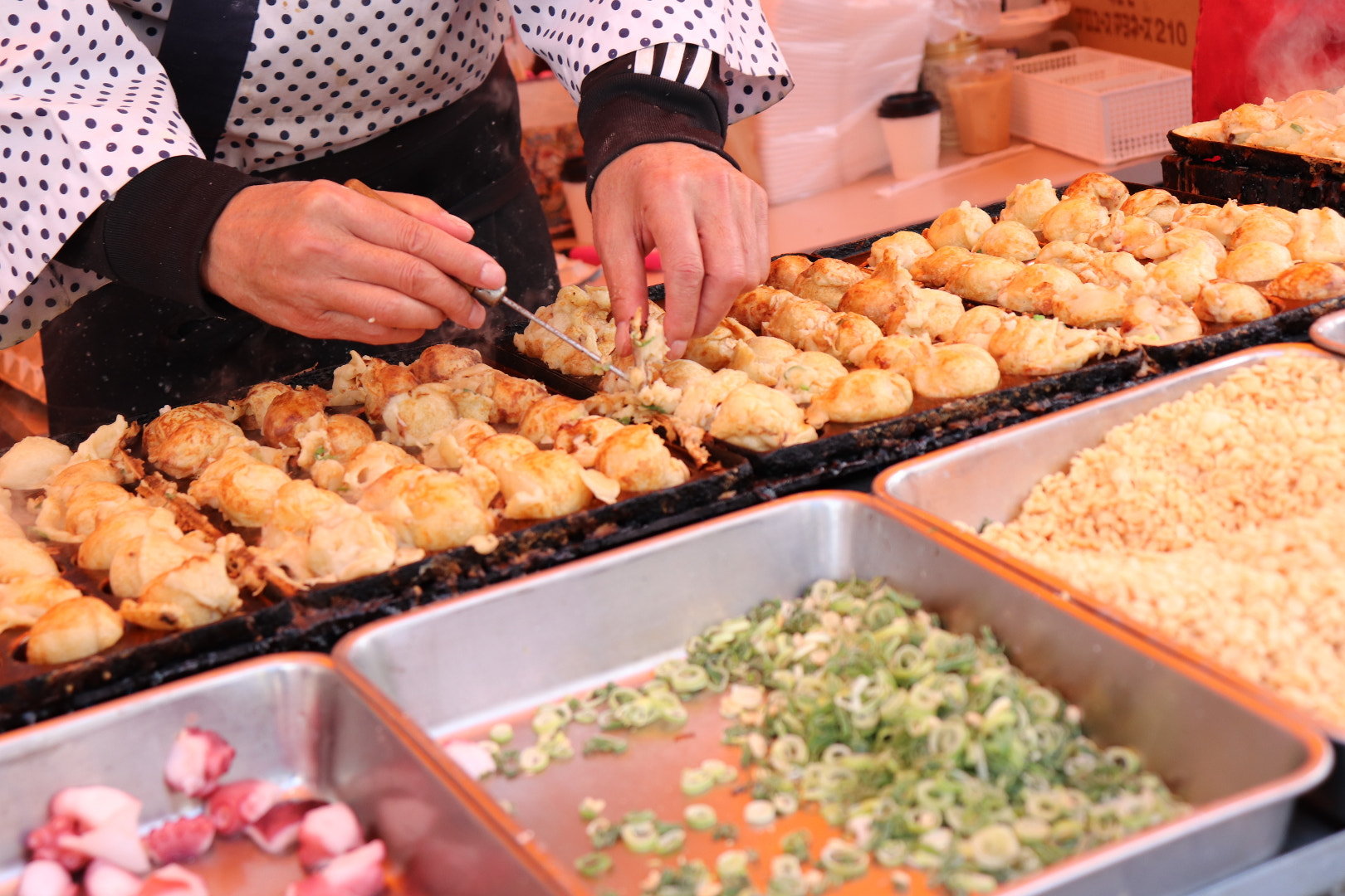 Canon EOS 200D (EOS Rebel SL2 / EOS Kiss X9) sample photo. Takoyaki chef photography