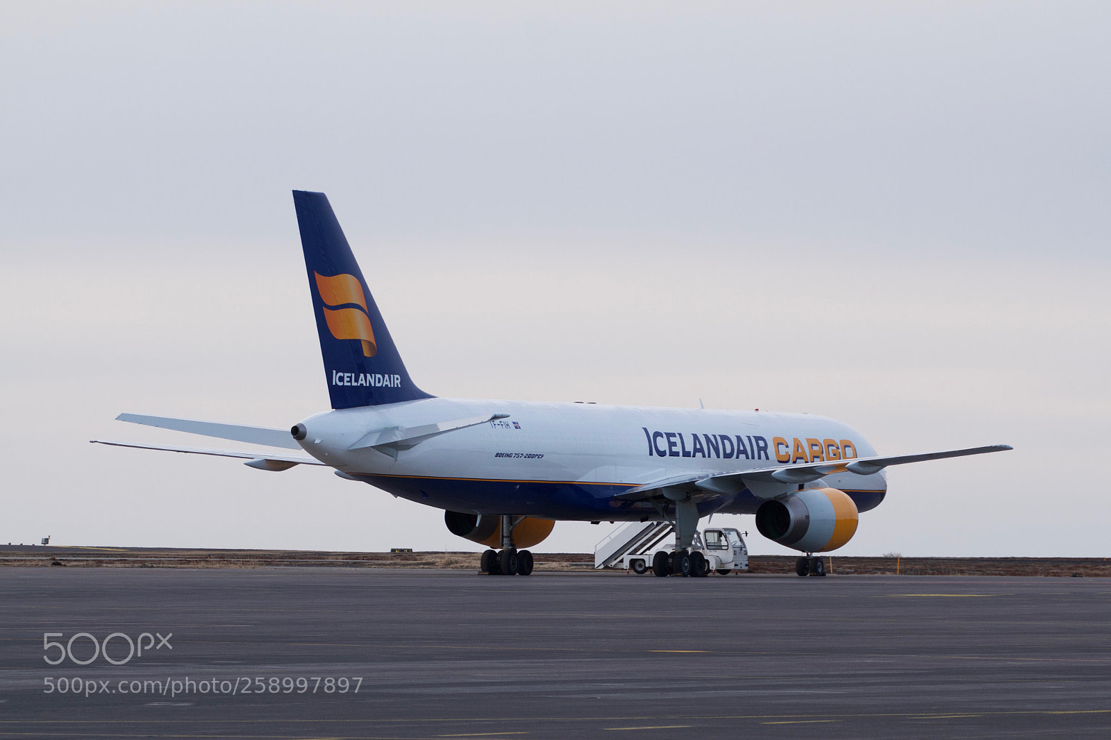 Canon EOS 7D sample photo. Icelandair cargo b75f photography