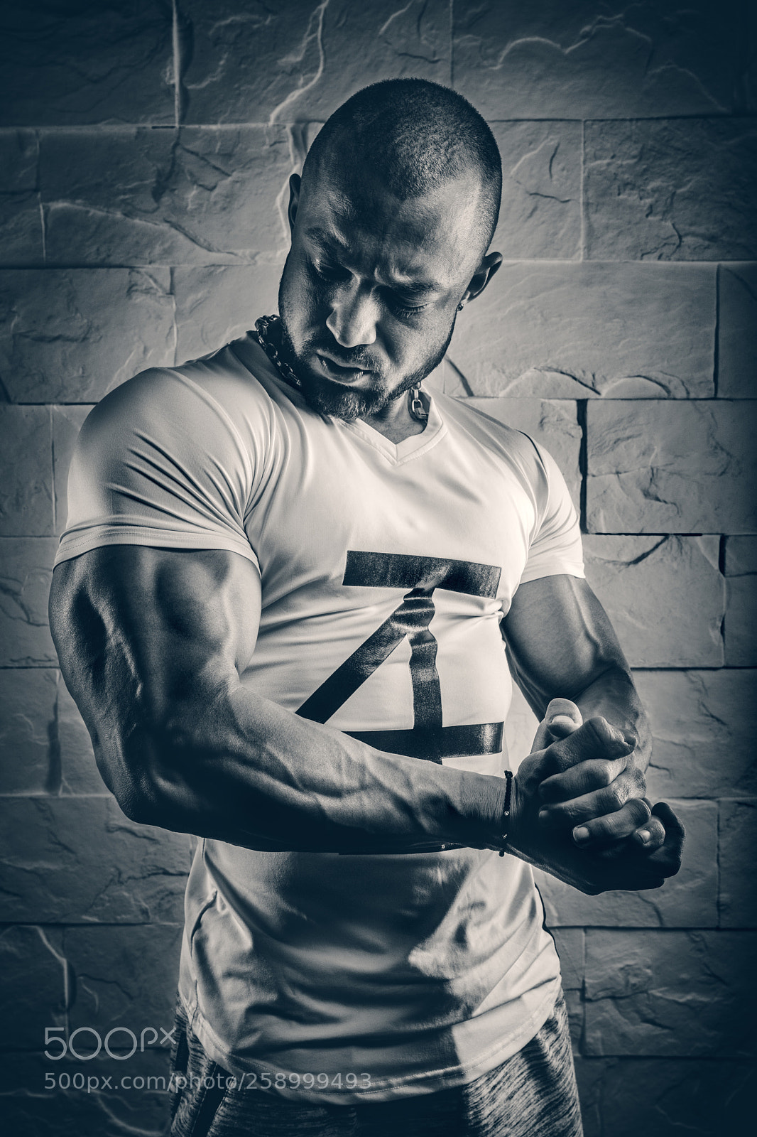 Canon EOS 5D Mark IV sample photo. Strong bodybuilder athletic man photography