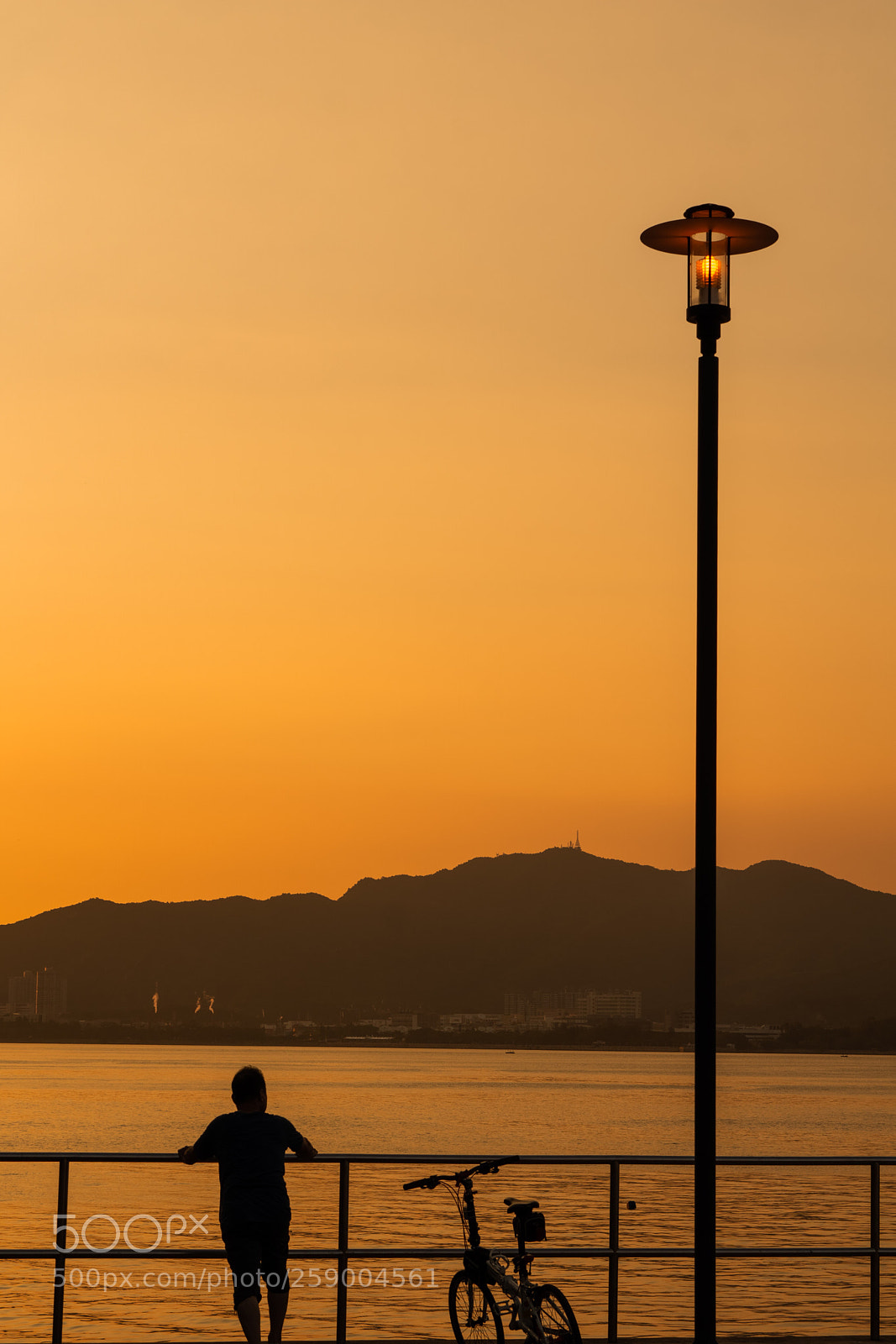 Sony a6000 sample photo. Man, bycicle and streetlight photography