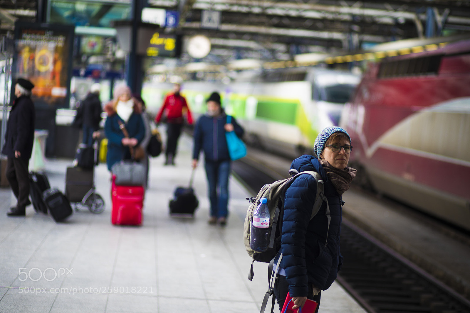 Canon EOS 5D Mark IV sample photo. Waiting on the platform photography