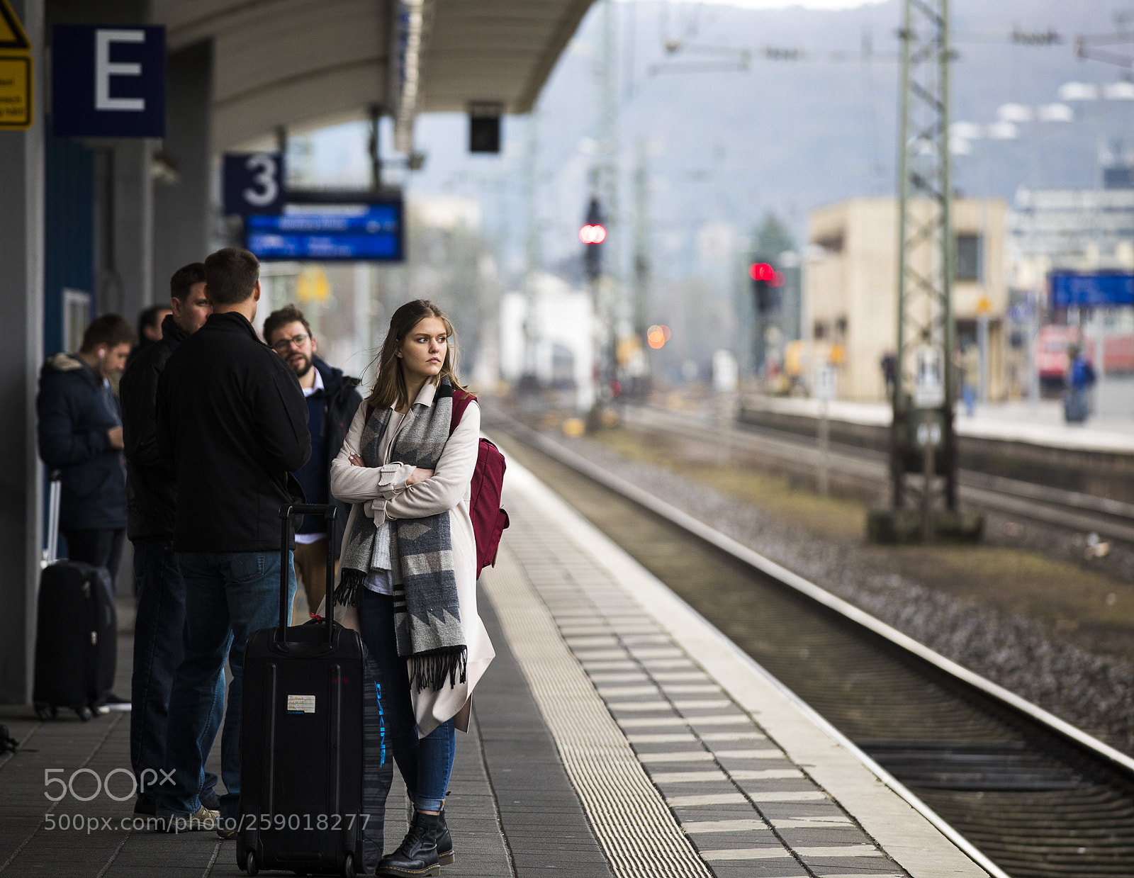 Canon EOS 5D Mark IV sample photo. Waiting on the platform photography
