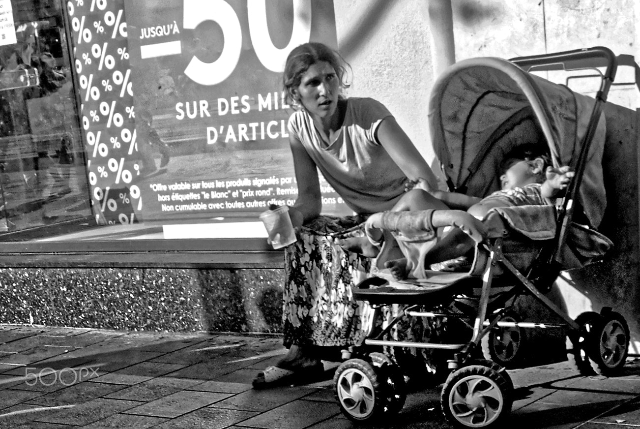 Nikon 1 V1 sample photo. The madonna of the sidewalk photography