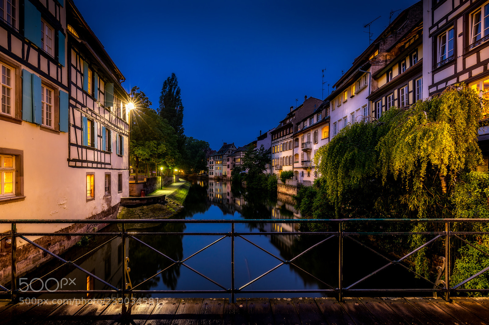 Canon EOS 5D Mark IV sample photo. Moulins street in the photography