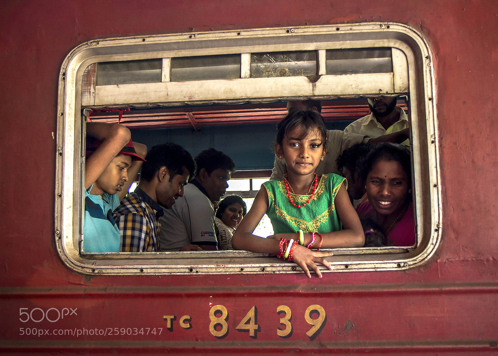 Canon EOS 600D (Rebel EOS T3i / EOS Kiss X5) sample photo. Locals on the train photography