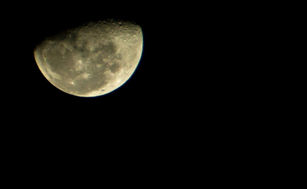 Sony Alpha DSLR-A290 sample photo. Zoom moon photography