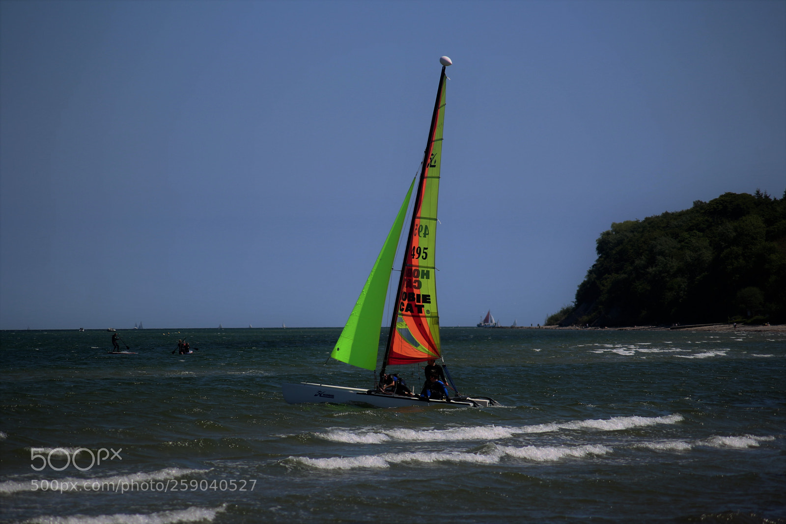 Canon EOS 100D (EOS Rebel SL1 / EOS Kiss X7) sample photo. A sailboat in front photography
