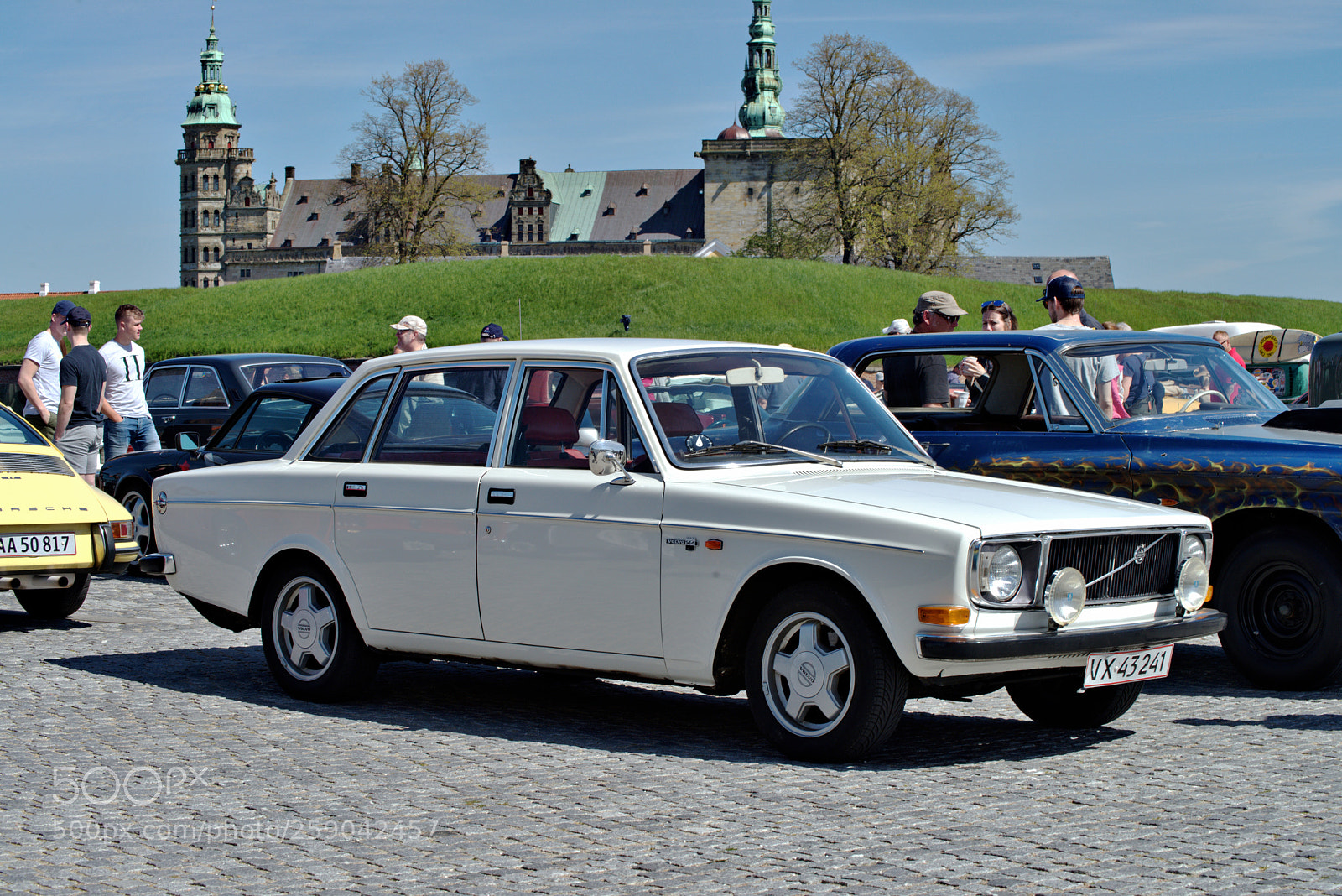 Nikon D800 sample photo. 2 classic volvos at kronborg photography