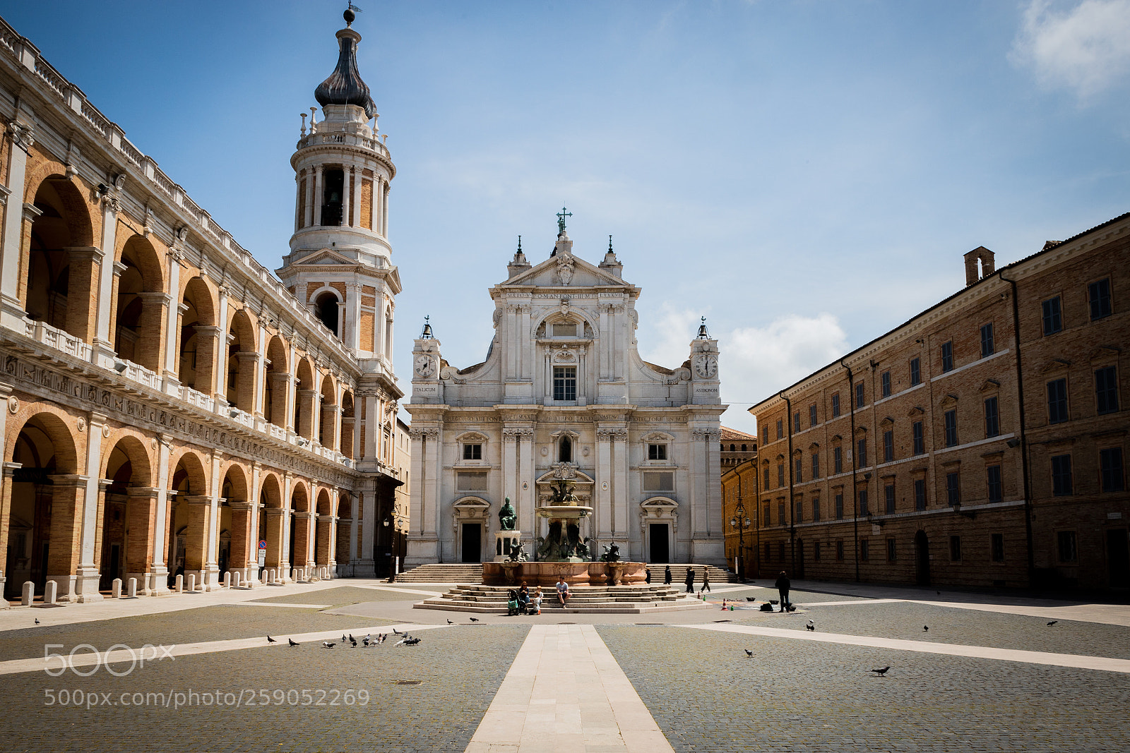 Canon EOS 6D Mark II sample photo. Piazza della madonna photography