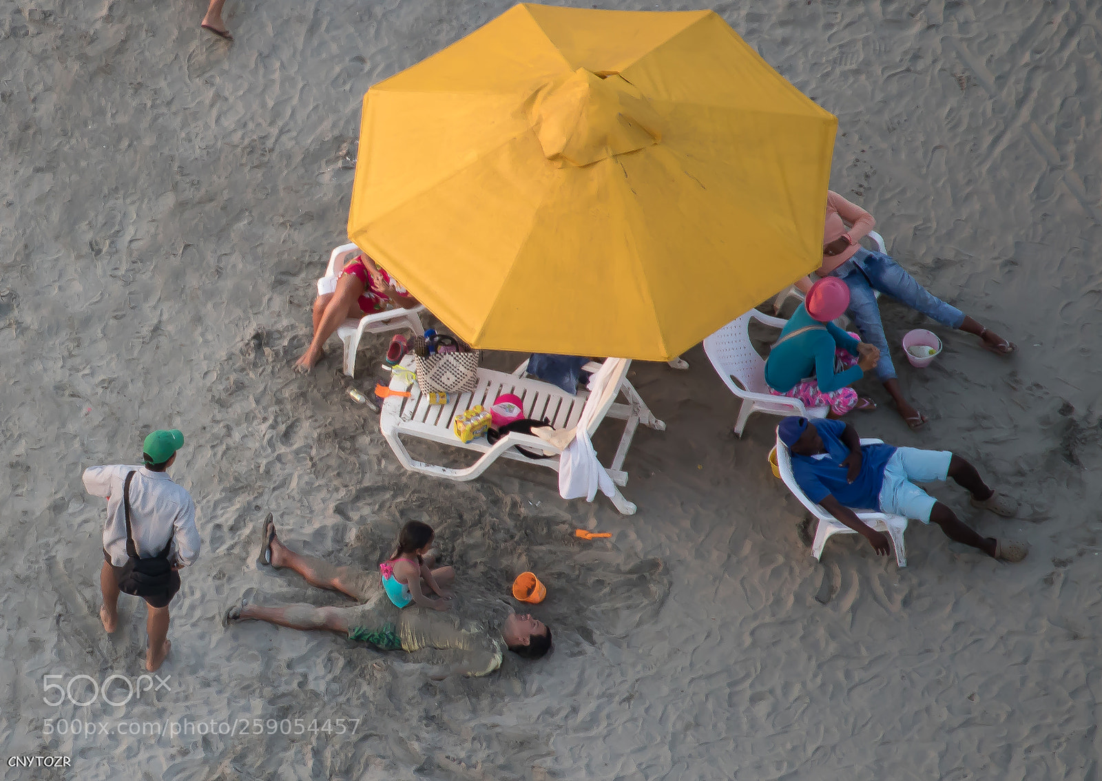 Canon EOS 800D (EOS Rebel T7i / EOS Kiss X9i) sample photo. Yellow umbrella photography