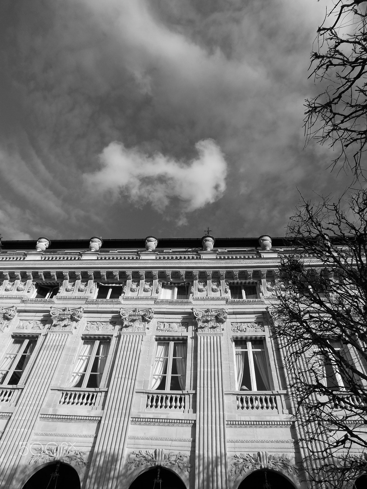 Fujifilm FinePix HS30EXR sample photo. Nuages sur la palais royal photography
