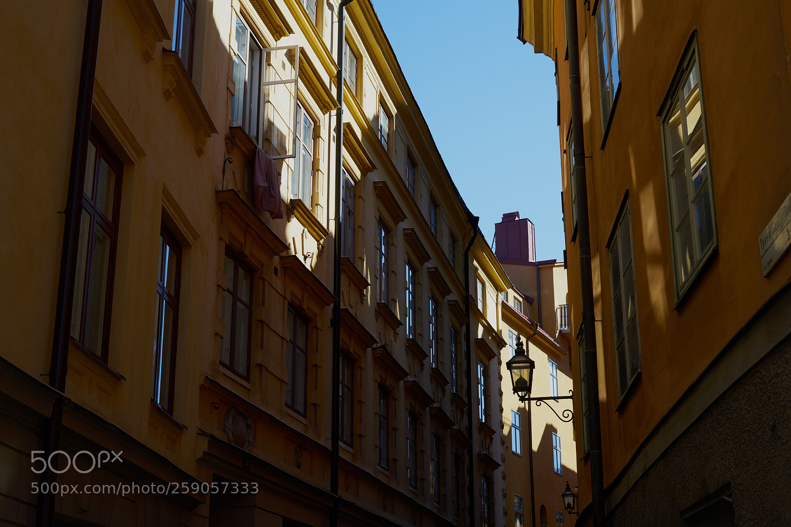 Sony a7 sample photo. Sunlight in the narrow photography