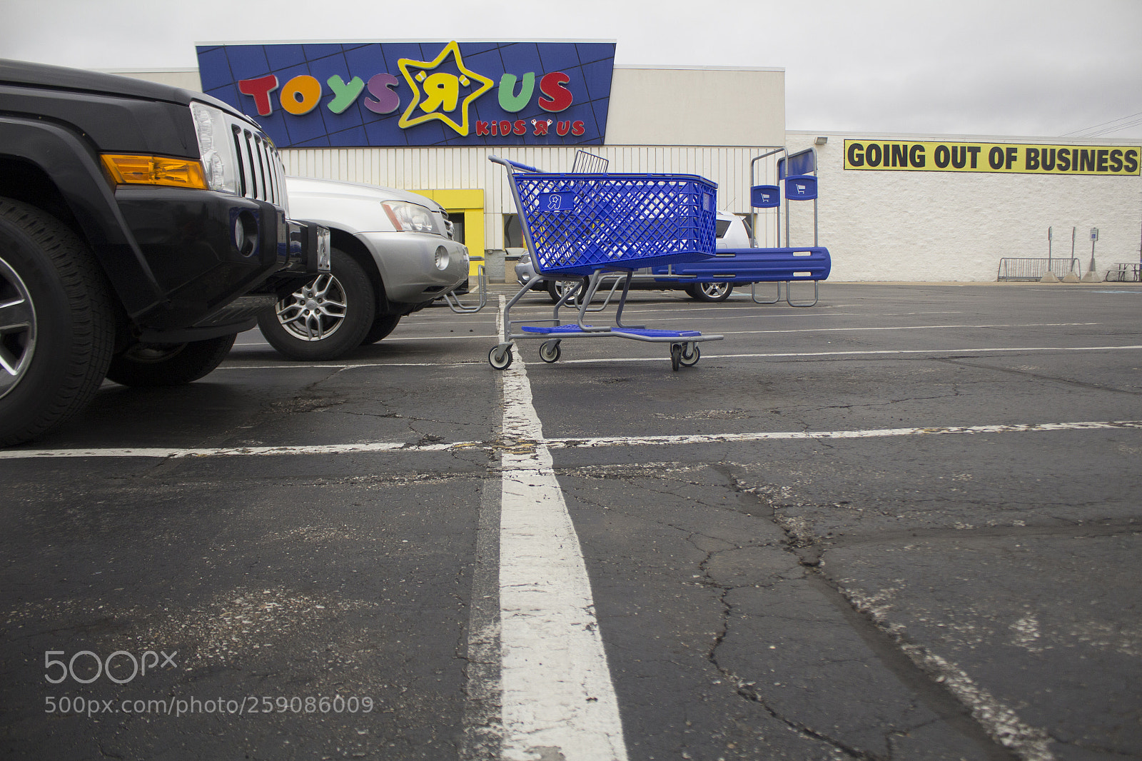 Canon EOS 1200D (EOS Rebel T5 / EOS Kiss X70 / EOS Hi) sample photo. Toys r us going photography