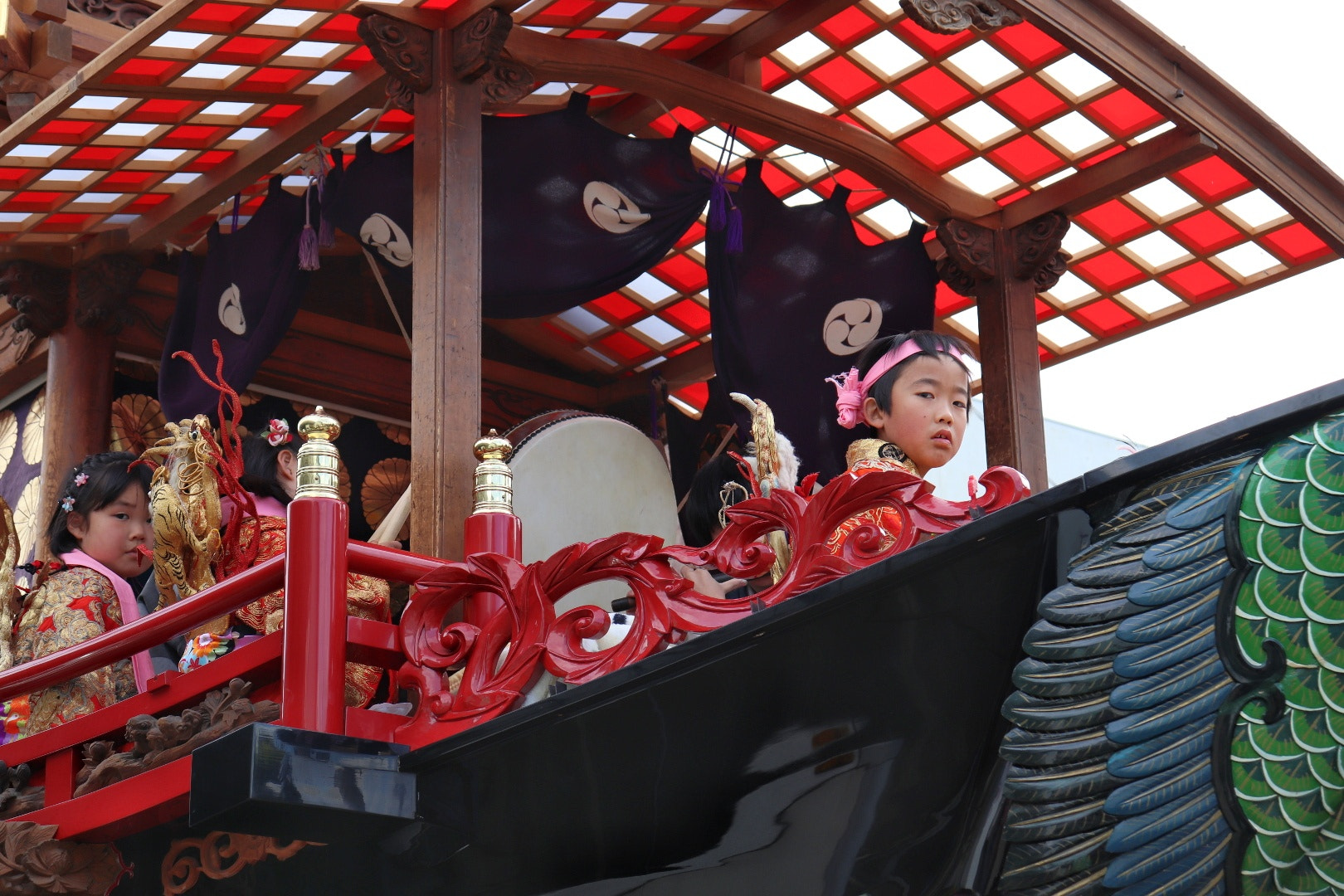 Canon EOS 200D (EOS Rebel SL2 / EOS Kiss X9) sample photo. Children riding in the floats, 2/3 photography